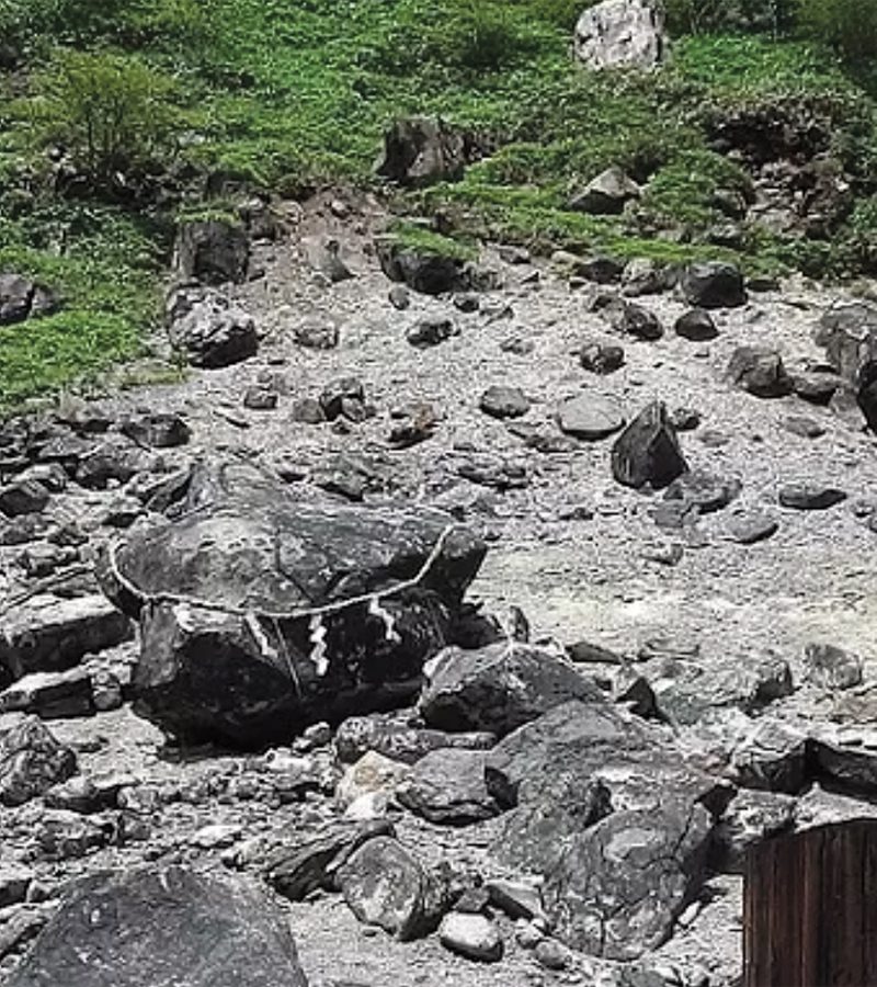 rocher maudit fendu en deux