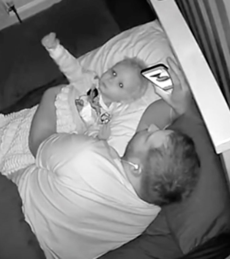 Un bébé fait-il coucou à un esprit ?